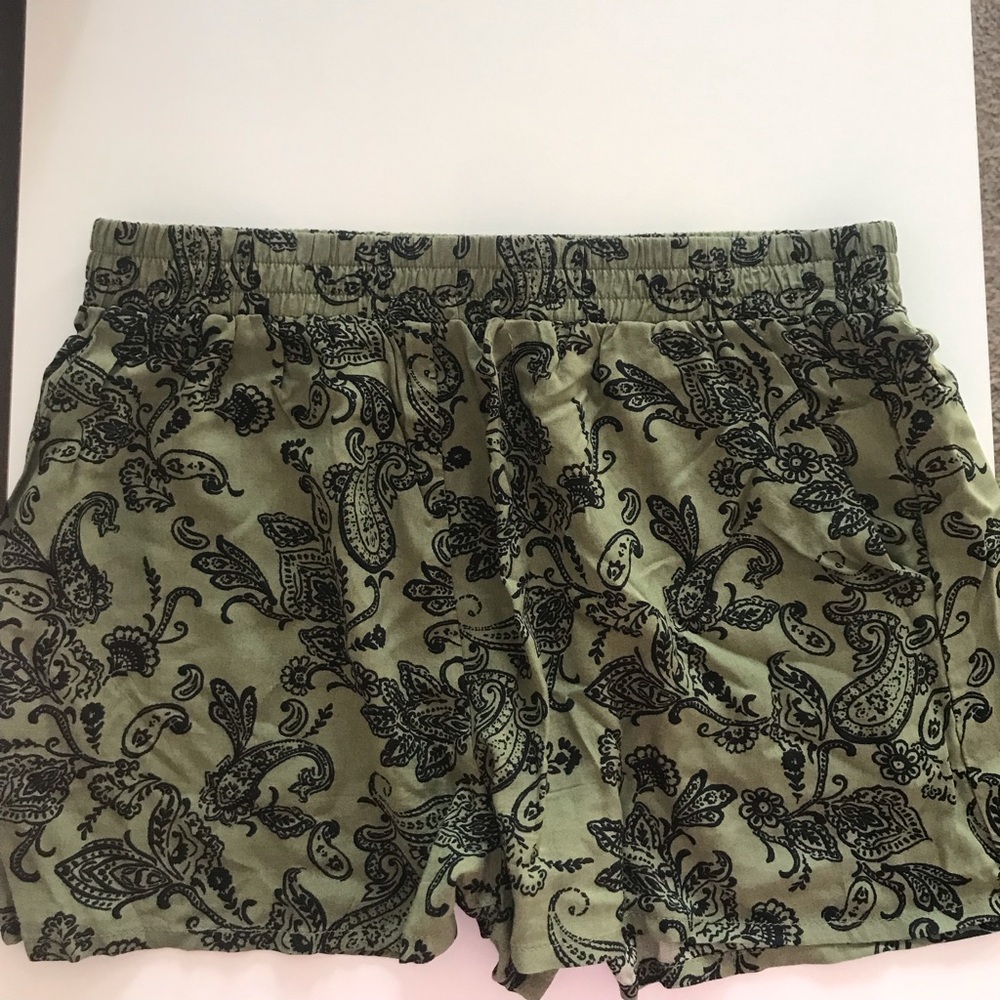 Adorable paisley pattern flowy shorts!